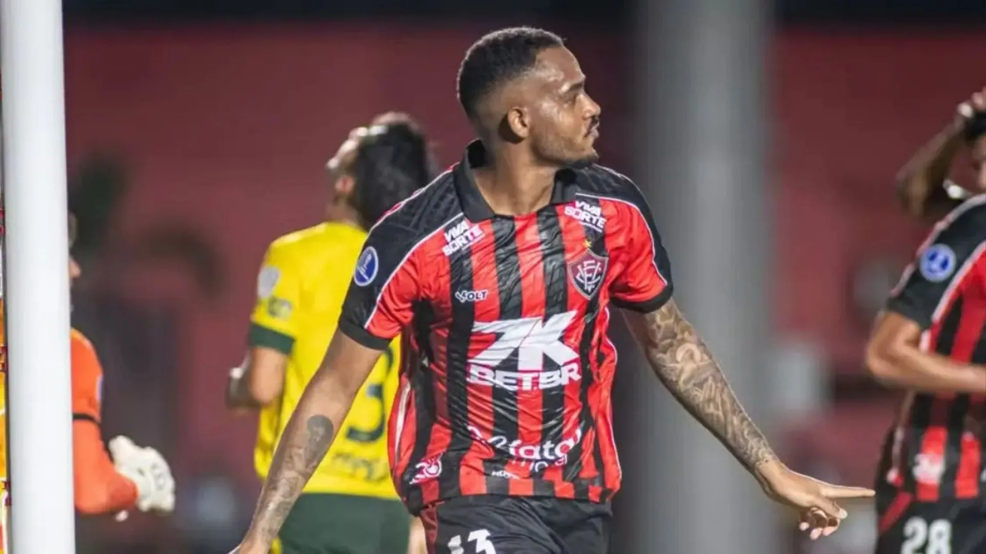 Zagueiro do Vitória rompe tendão de Aquiles e passará por cirurgia