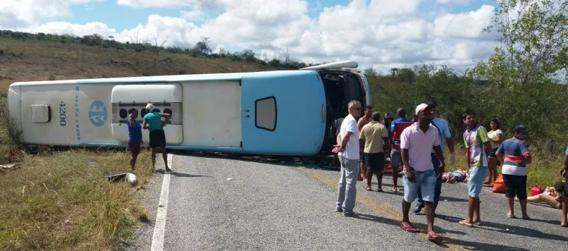 TRAGÉDIA: Grave acidente com ônibus deixa feridos e vítimas fatais na BA 421
