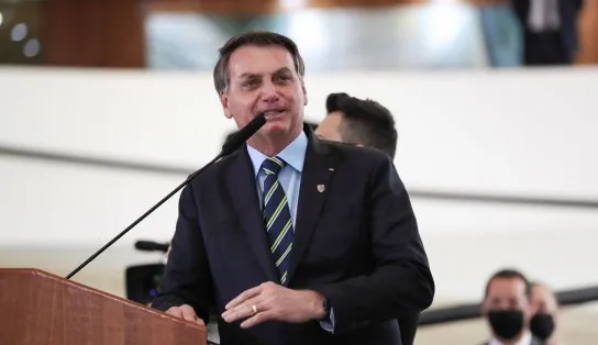 Bolsonaro ataca Barroso por CPI sobre pandemia; "falta-lhe coragem moral"