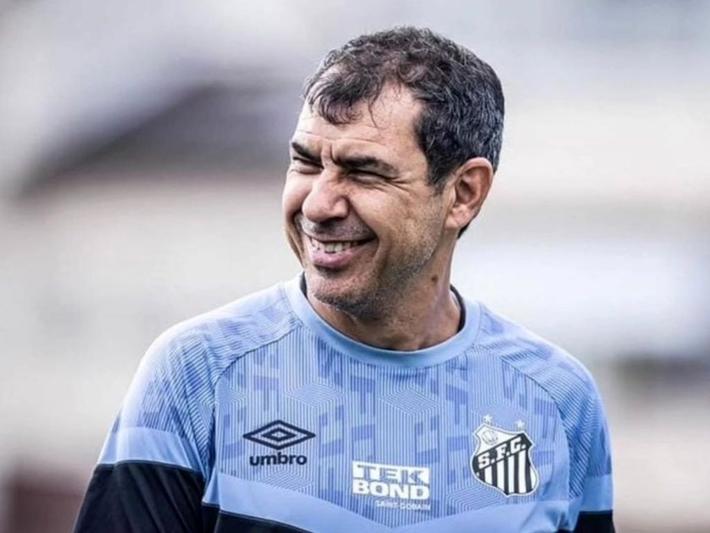 Com passagens por Santos, Corinthians, Vasco e no futebol árabe, Fábio Carille chega com a missão de manter o Vitória na Série A. Foto: Divulgação/Santos