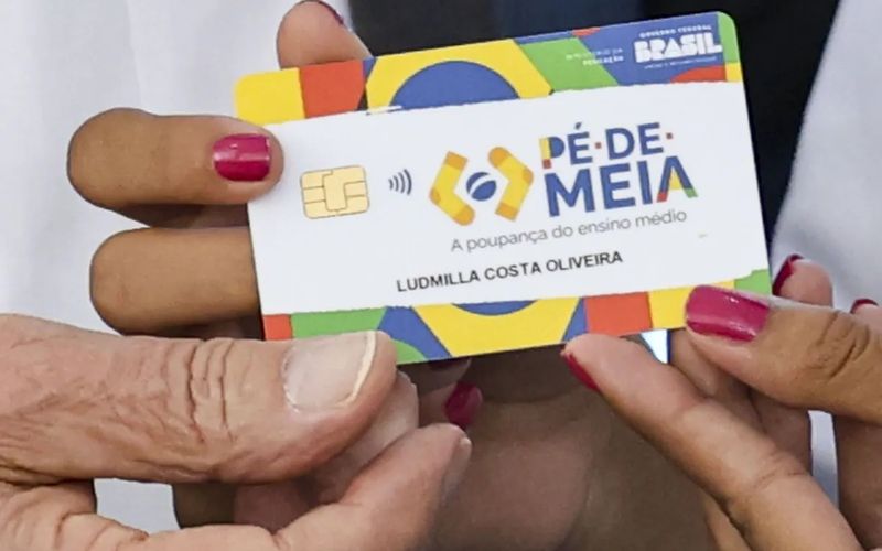 Pé-de-Meia é uma iniciativa do Governo Federal que busca reduzir a evasão escolar e incentivar a conclusão do ensino médio por meio de repasses financeiros aos estudantes da rede pública/Foto: Marcelo Camargo/Agência Brasil