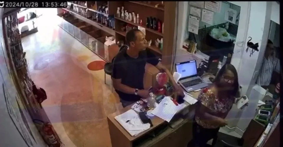 VÍDEO: Homem se passa por cliente e furta celular em petshop no Campo Grande
