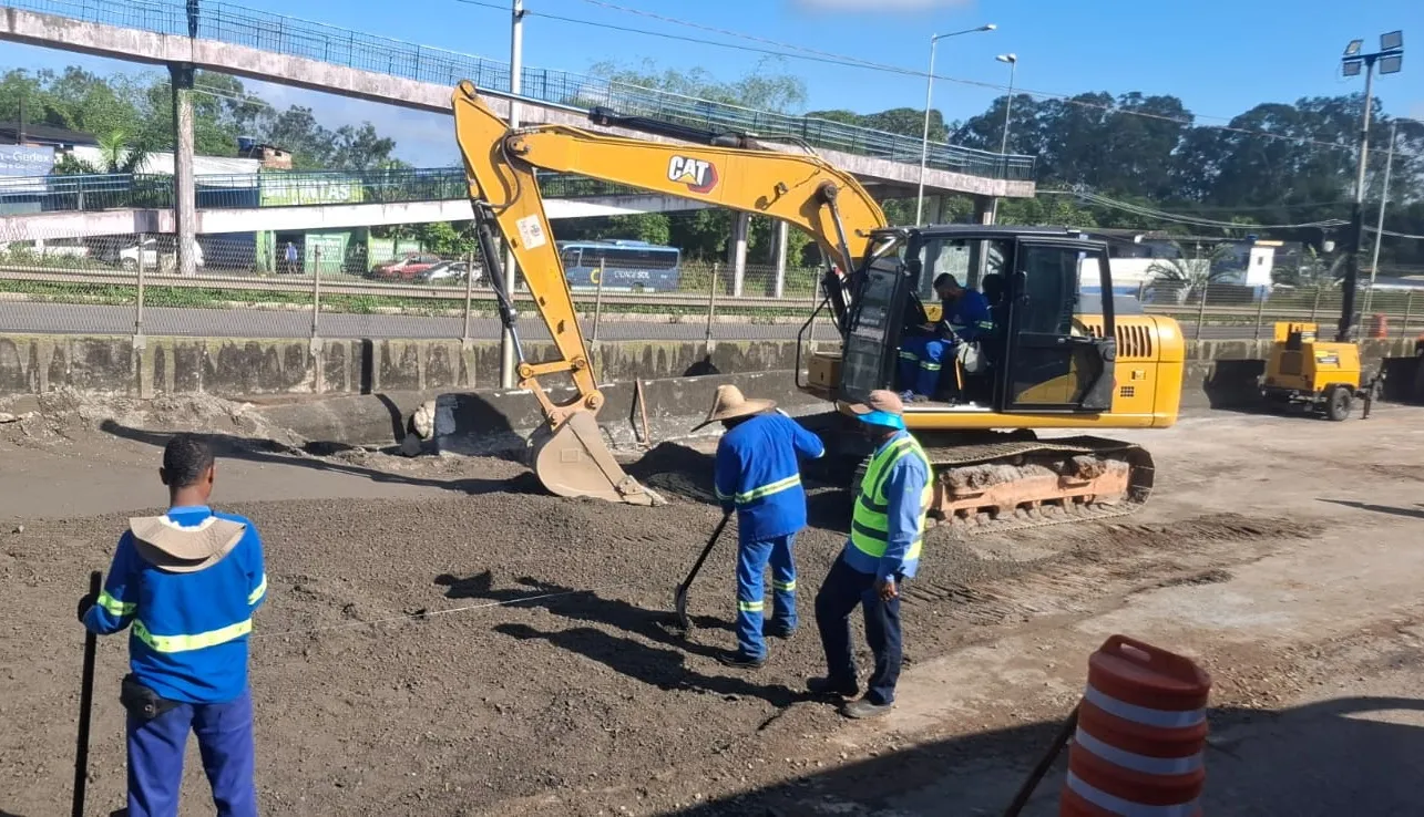 Engarrafamento na BR-324 chega a 7 km após interdição em Simões Filho