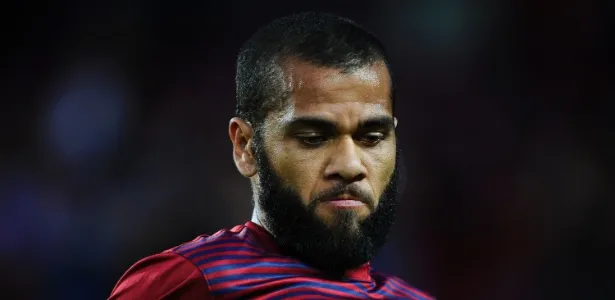 Daniel Alves acredita não ter no Brasil o prestígio que merece
