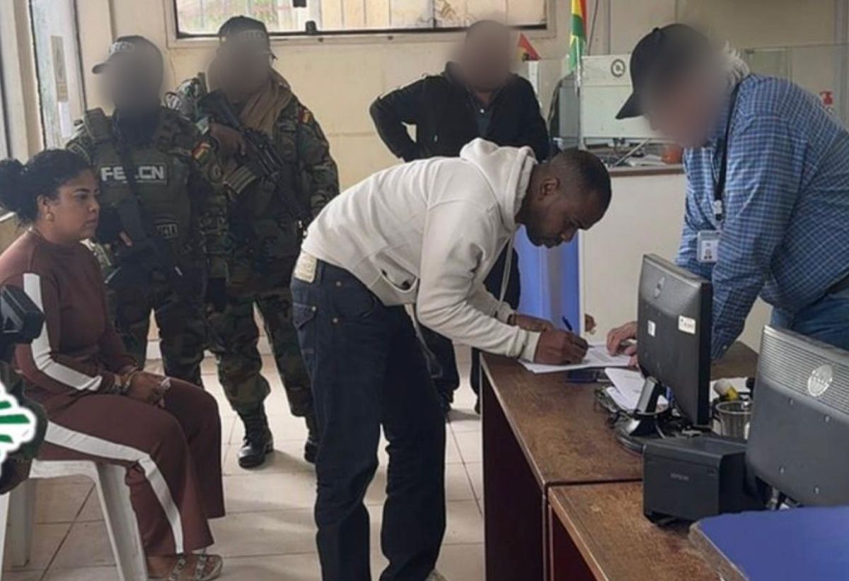 O l&iacute;der de fac&ccedil;&atilde;o preso na Bol&iacute;via, neste domingo, chegou ao Brasil no final da tarde de hoje, ap&oacute;s extradi&ccedil;&atilde;o feita pela Interpol e for&ccedil;as de seguran&ccedil;a brasileiras. Foto: Divulga&ccedil;&atilde;o/SSP-BA