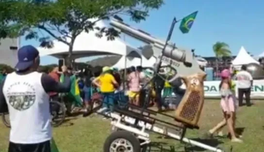 Marcha para Jesus: evento pró-Bolsonaro tem revólver gigante e pombos pintados de verde e amarelo no ES