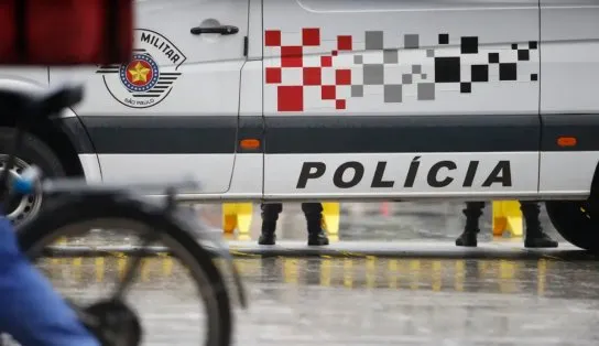 Policial flagrado jogando homem da ponte é preso em São Paulo