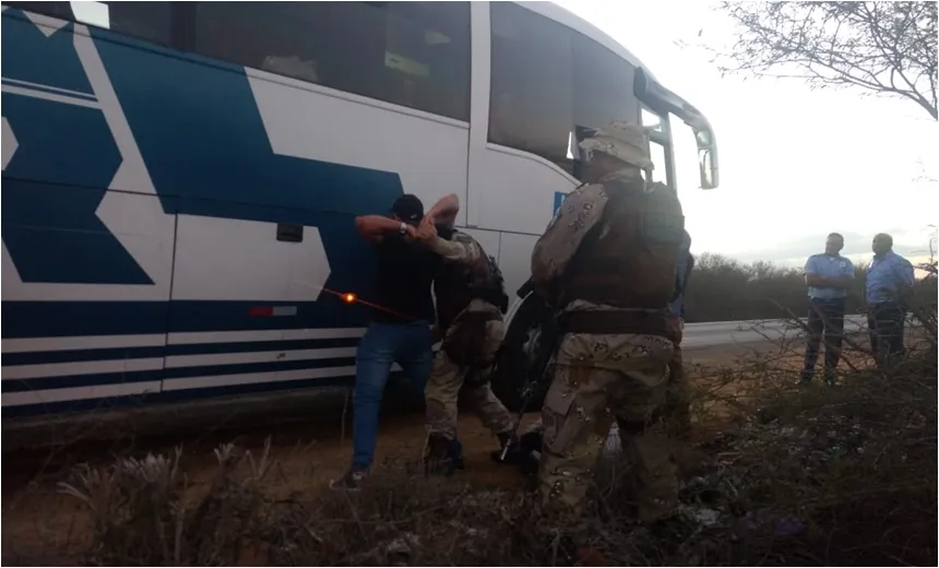 Operação ‘Viagem Segura’ flagra passageiro armado em ônibus na BR-116