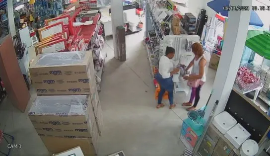 Mulheres “fazem a limpa” dentro de comércio em Simões Filho; assista