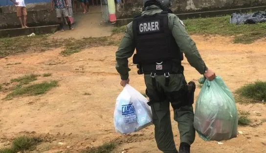 Militares do Graer e Bombeiros atuam em resgate de vítimas e transporte de mantimentos nas cidades afetadas pela chuva na Bahia