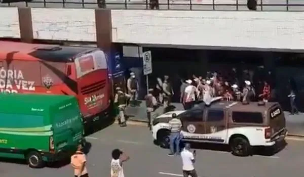 Torcedores xingam Paulo Carneiro durante embarque do Vitória para São Paulo; veja vídeo