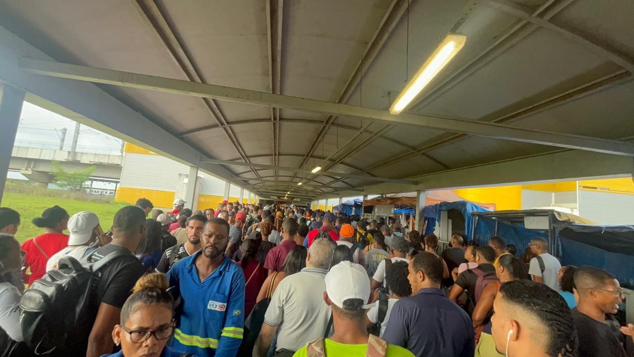 Trens do Metrô de Salvador atrasam e estações ficam lotadas. Foto: Rosana Bomfim | Aratu On