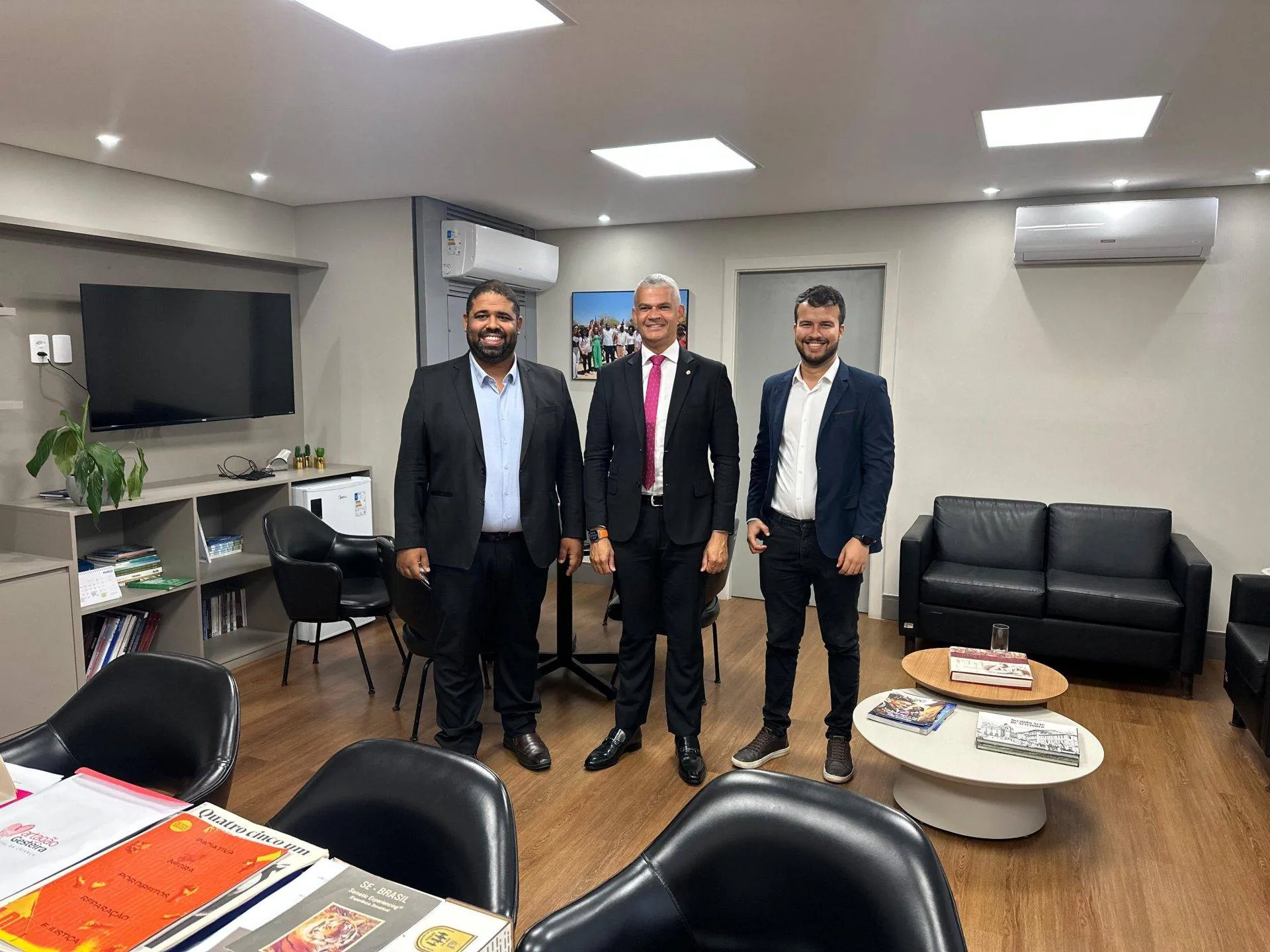 Em reunião com secretário Felipe Freitas, deputado apresenta emendas ao programa Bahia pela Paz