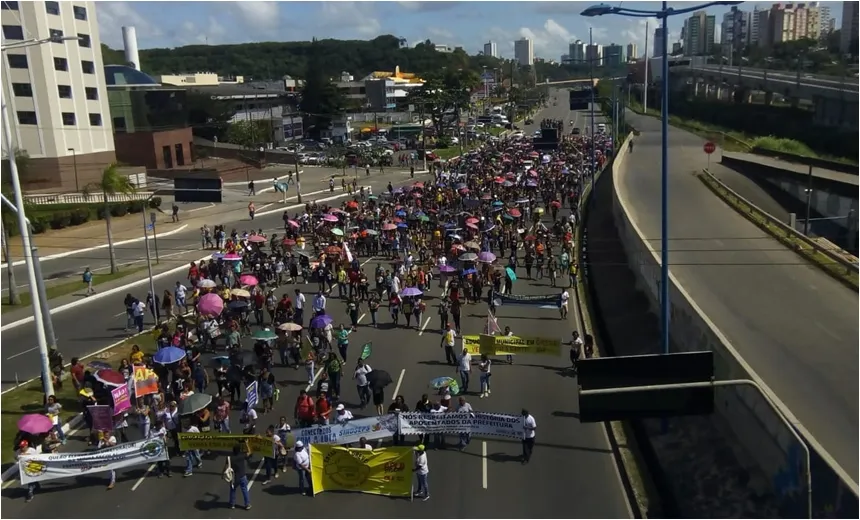 Professores da rede municipal fazem manifestação na Avenida ACM