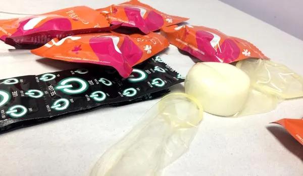 Saiba dicas para evitar desgaste da camisinha e conheça novo modelo do preservativo