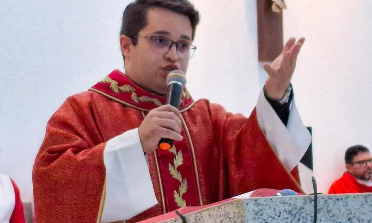 Padre que ironizou Preta Gil pagar&aacute; R$ 370 mil se n&atilde;o pedir desculpas p&uacute;blicas.Foto: Redes sociais