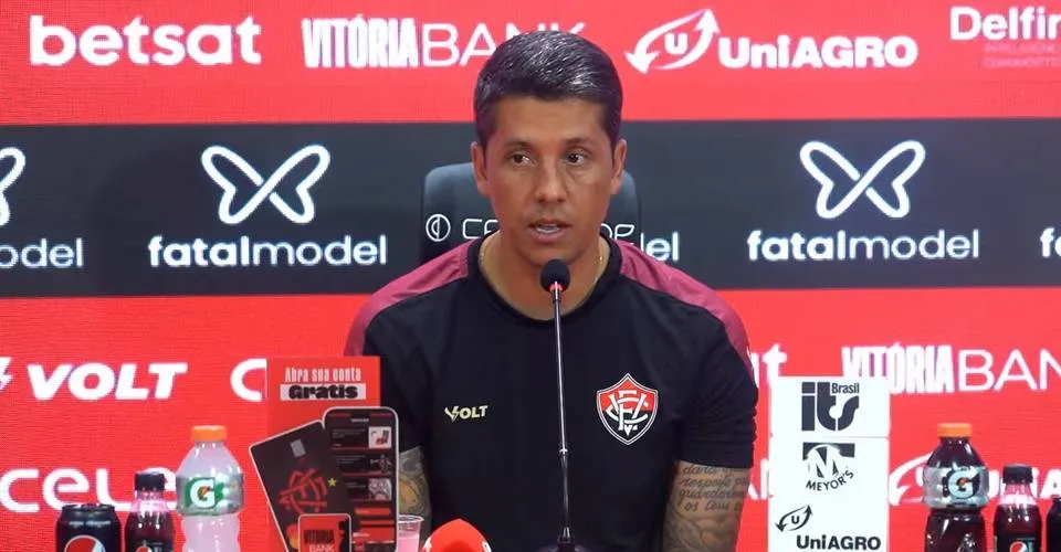Após levar gol em erro individual, treinador do Vitória ressalta equilíbrio contra Botafogo e critica arbitragem