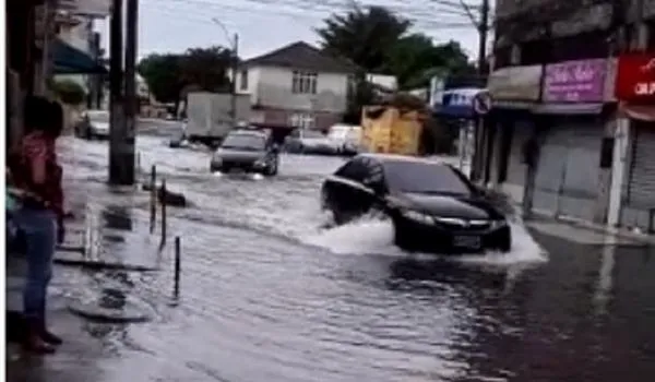 Forte chuva deixa ruas alagadas e aumenta riscos de deslizamentos de terra em Salvador