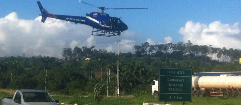 PÂNICO NA BR-324: Polícia ainda está ‘à caça’ dos criminosos, que se esconderam em matagal
