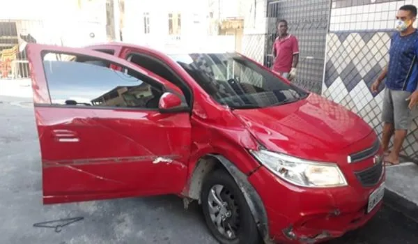 Suspeitos em fuga batem carro em moto de policiais e em uma viatura; dois agentes ficaram feridos 