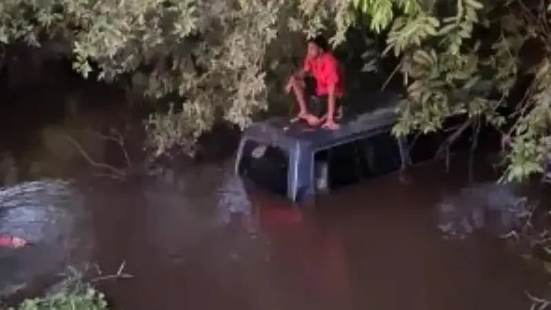  Van escolar cai em rio e deixa estudantes feridos no interior da Bahia