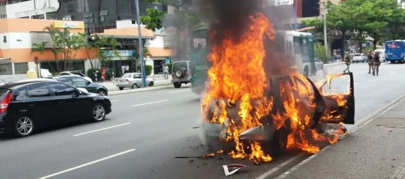 Religiosas conseguem escapar de veículo, que foi consumido por fogo em plena Av.Tancredo Neves
