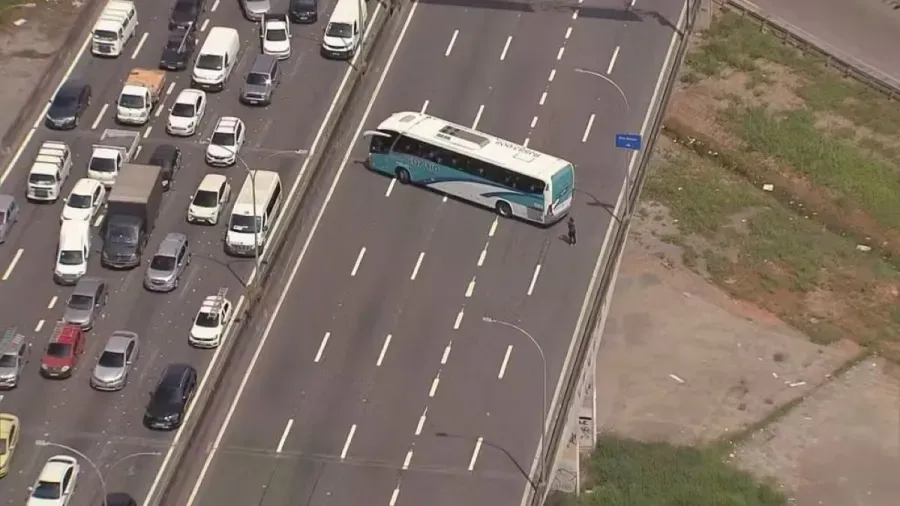 Criminosos Tomam &Ocirc;nibus Escolares E Fazem Barricada No Rj