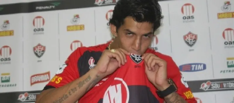 SEM TAPETÃO: CBF garante que zagueiro do Vitória está regular e esfria investida do Inter