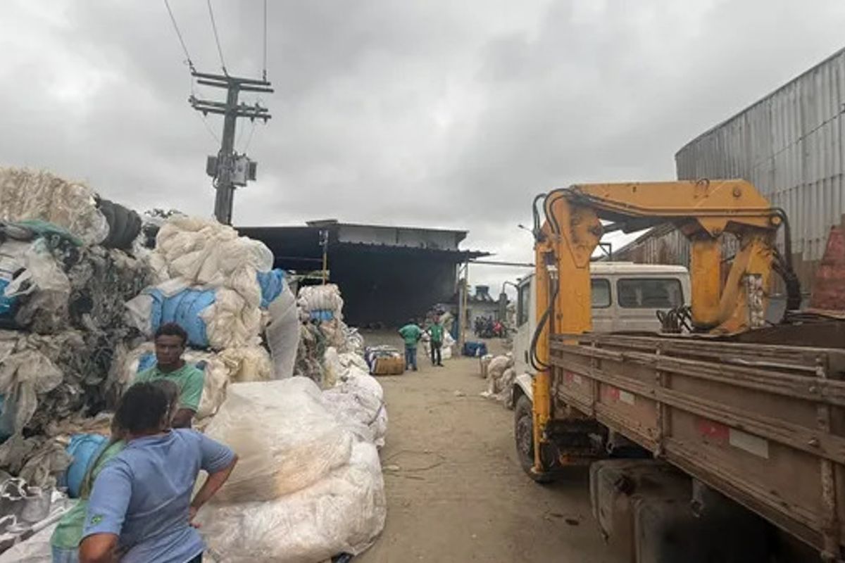 Imagens mostram destro&ccedil;os e objetos danificados ap&oacute;s desabamento em empresa de reciclagem no bairro de Piraj&aacute;