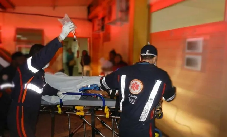 Bandidos armados invadem casa e atiram em homem na região de Simões Filho