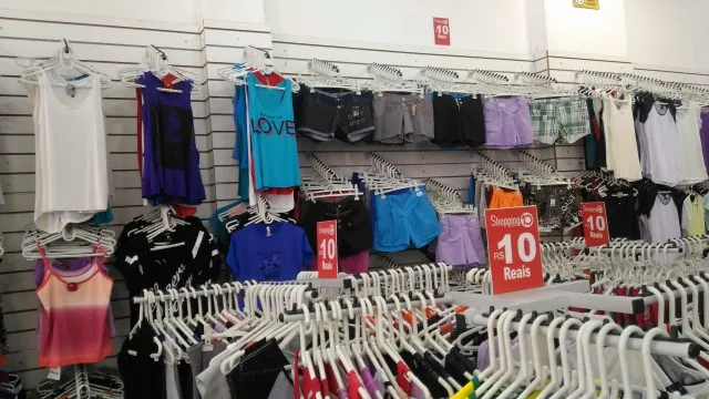 DEZ CONTO: Sucesso em bairros populares, ‘roupas de R$ 10’ dominam mercado e conquistam setor durante crise