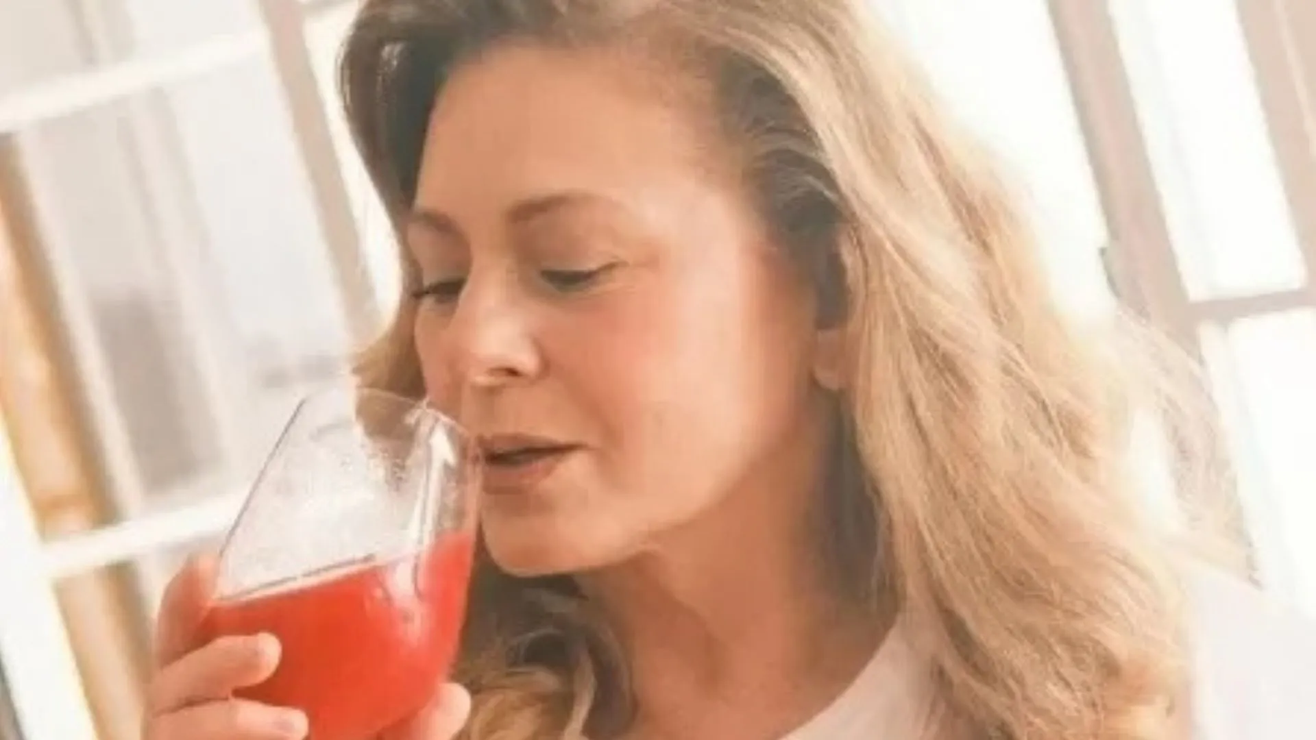 Atriz Vera Fischer publica ensaio sensual: '74 anos bem vividos'