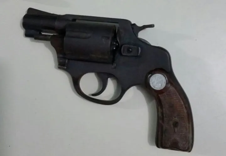 COMBATE AO TRÁFICO: Quadrilha é presa com drogas e armas e adolescente é apreendido