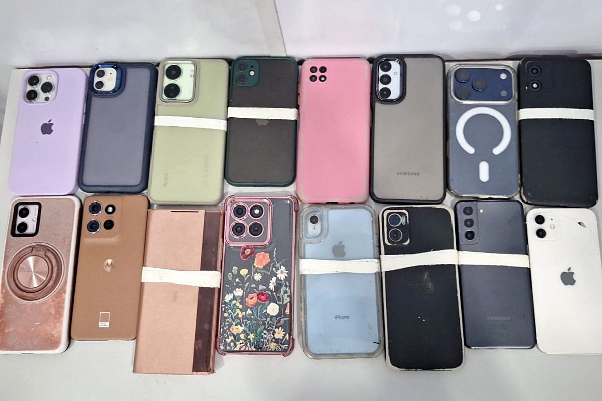 Flagrada pelas equipes de seguran&ccedil;a, a mulher foi presa com 16 celulares escondidos na roupa durante o Furdun&ccedil;o, todos frutos de furto. Foto: SSP-BA