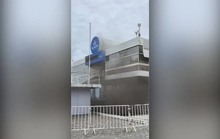 Incêndio atinge subestação na Praça Municipal e prédio da prefeitura de Salvador é evacuado