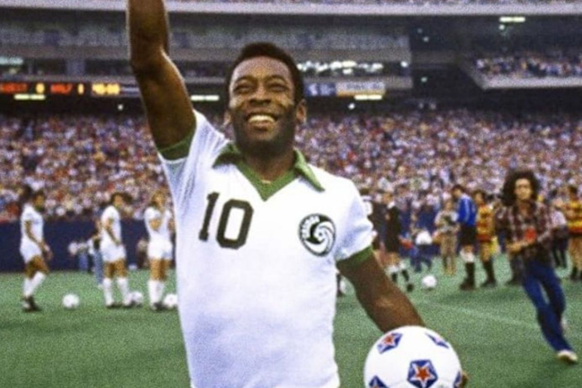 Pelé, que completaria 85 anos hoje, atuou por Santos e New York Cosmos. Foto: Instagram