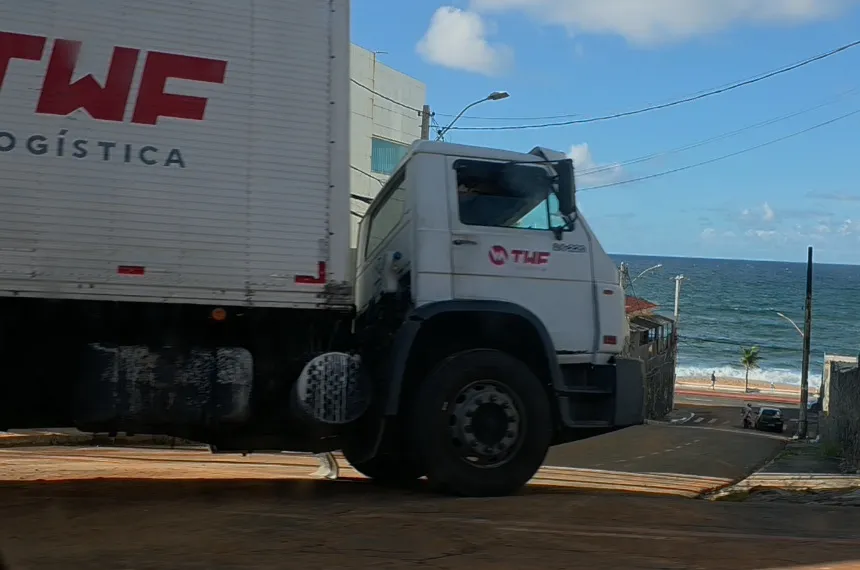 Caminhão cai em buraco, fica atravessado e congestiona trânsito em Amaralina