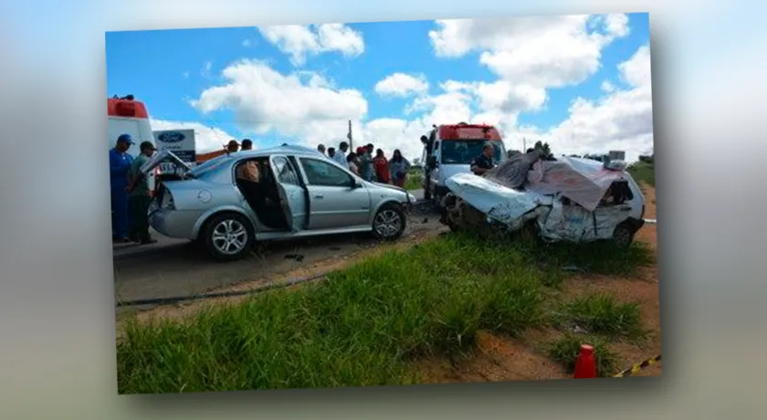 TRAGÉDIA: Colisão entre dois veículos deixa quatro mortos na BA-262