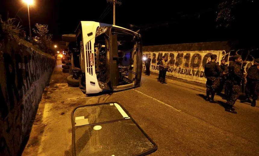 Ônibus cai de viaduto no Rio de Janeiro e deixa 14 feridos