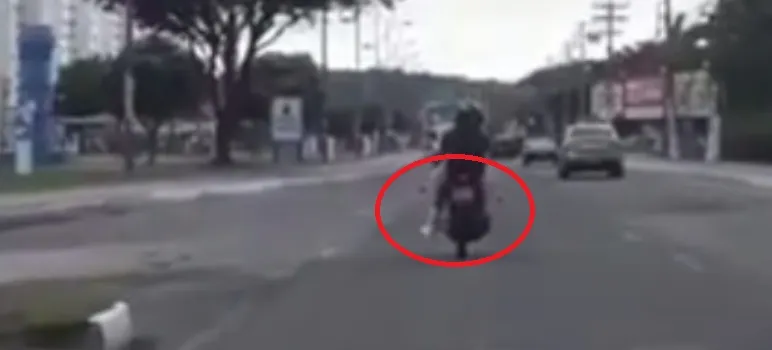 VÍDEO: Com perna engessada e de muletas, motociclista trafega normalmente em Salvador