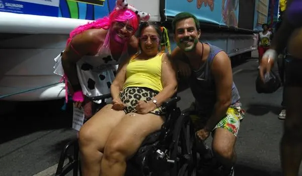 Com filho e genro, cadeirante cai na folia e elogia Circuito Osmar