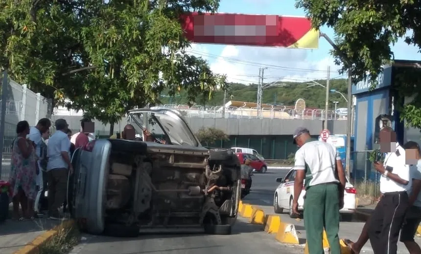 Susto: motorista perde controle do carro e capota veículo na rodoviária de Salvador