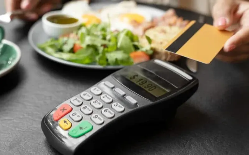 O valor é depositado periodicamente (geralmente mensalmente) em um cartão, que pode ser utilizado em estabelecimentos credenciados que aceitam a bandeira do cartão/Foto: Reprodução 