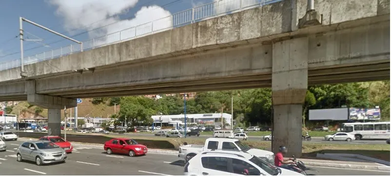 ACIDENTE NO TRÂNSITO: Motociclista fica ferido após colisão com carro na Avenida Bonocô