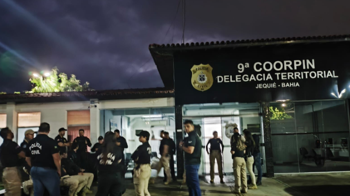 Os cinco suspeitos,  foram encaminhados para a unidade policial e permanecem &agrave; disposi&ccedil;&atilde;o da Justi&ccedil;a