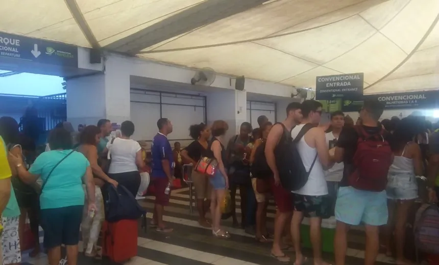 Pedestres esperam uma hora e meia para embarcar no Ferry Boat