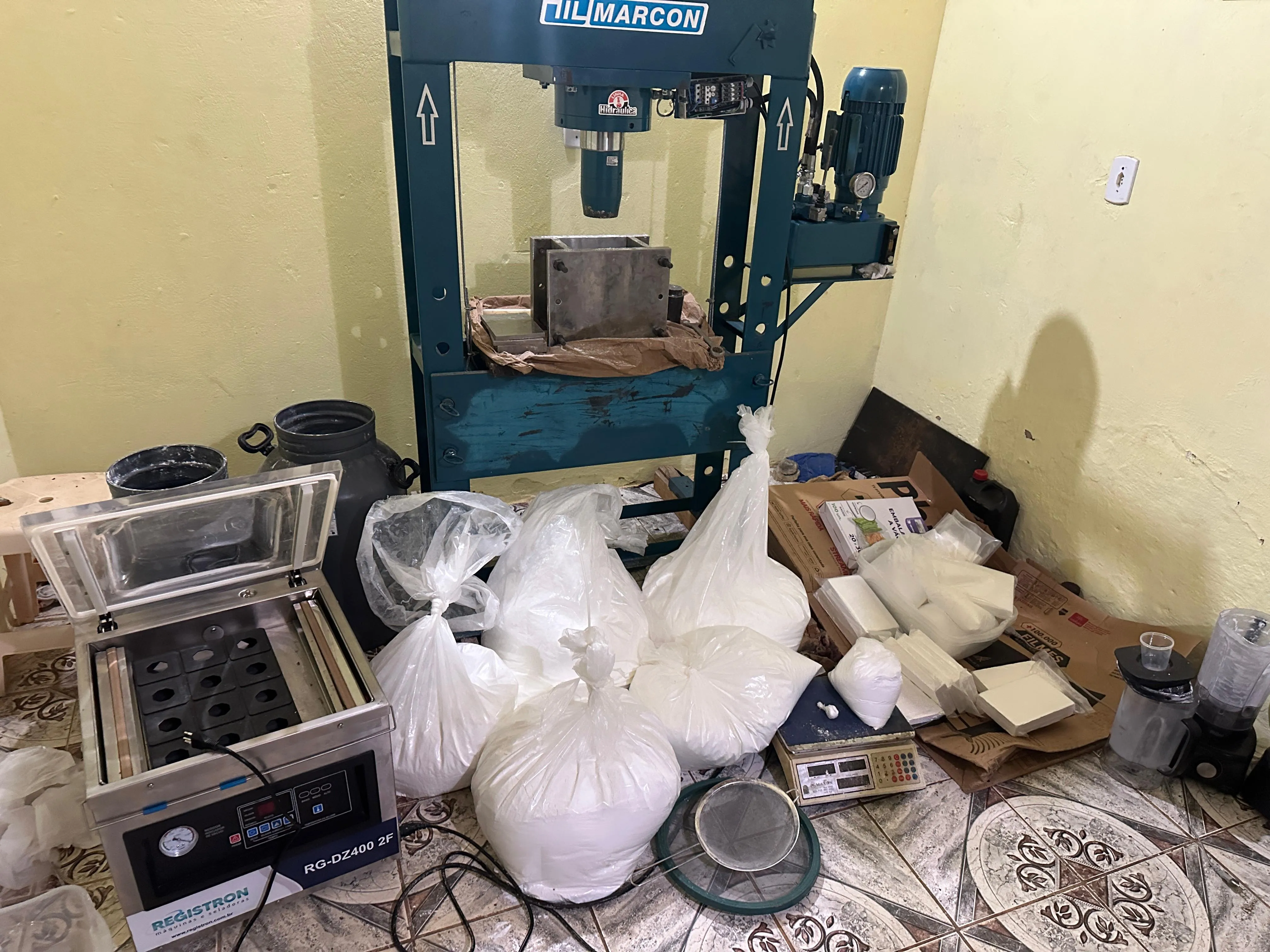 Laboratório de drogas é estourado e PM apreende 100kg de cocaína