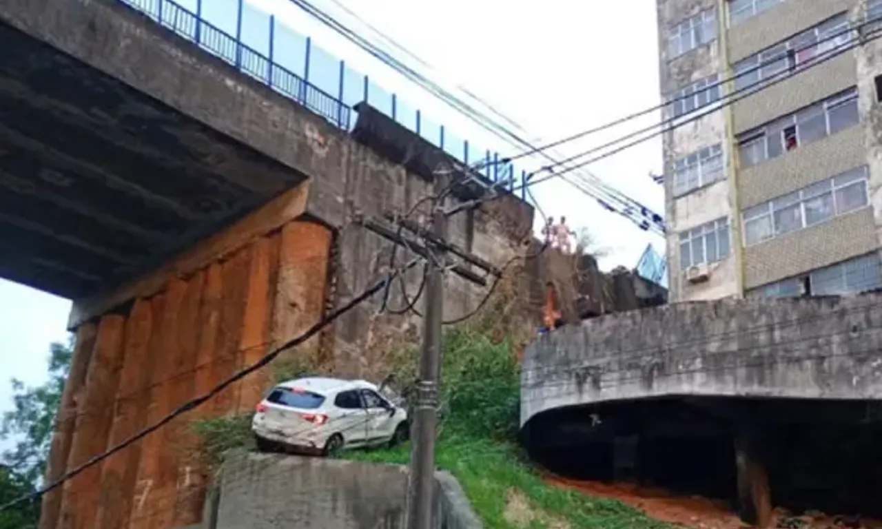 Carro ai de viaduto em Salvador. Foto: Reprodu&ccedil;&atilde;o | Redes Sociais