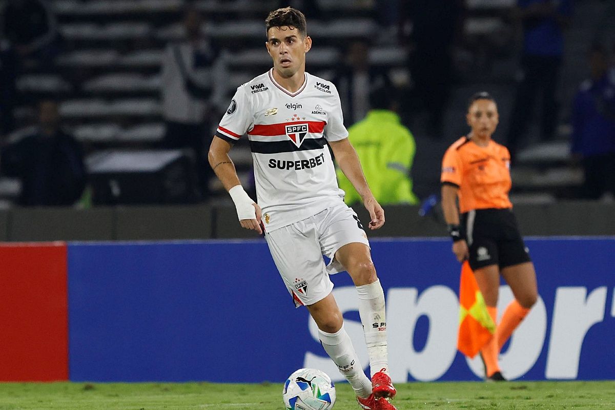 O meia Oscar, do São Paulo, passou mal nesta terça por problemas no coração, e pode se aposentar até o final do ano. Foto: Rubens Chiri/São Paulo