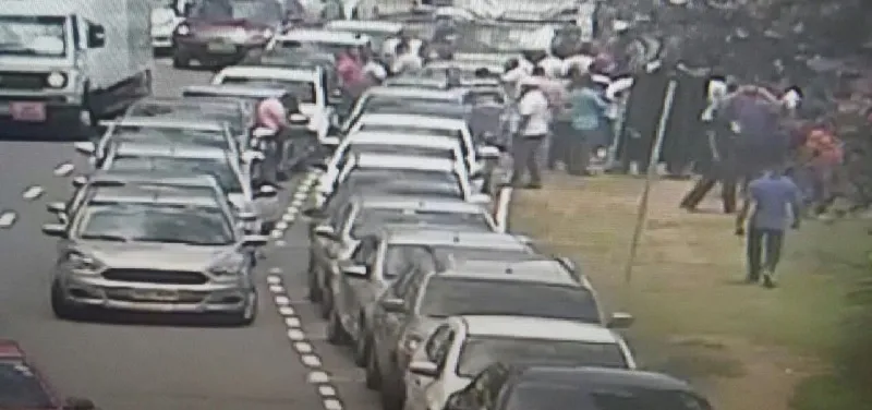 Motoristas do Uber protestam contra posicionamento da empresa